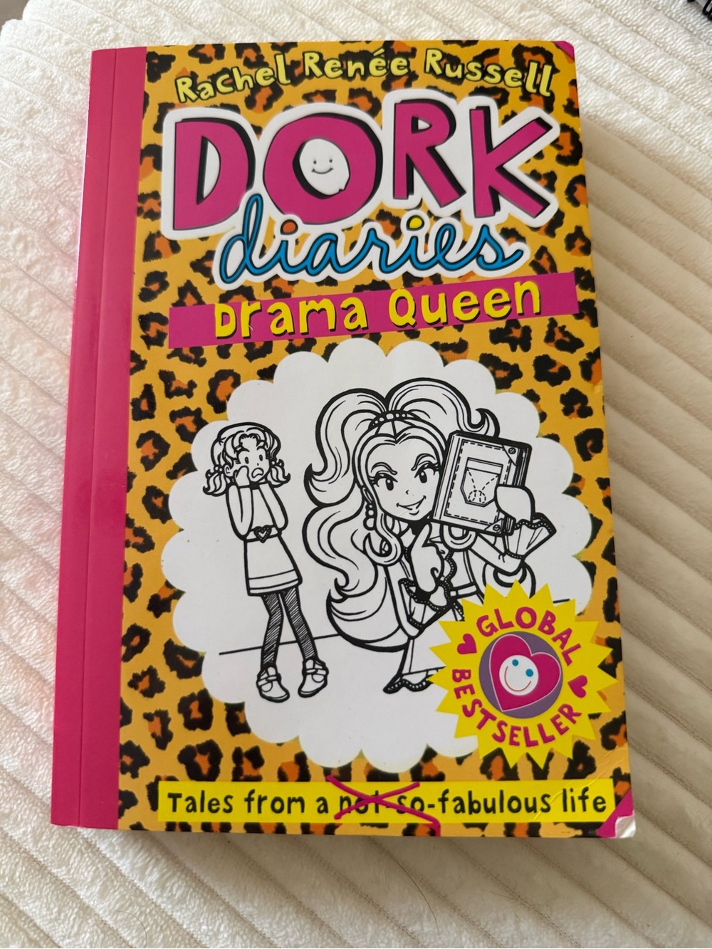 Dork Diaries: Drama Queen by Rachel Renée Russell - Pink/Yellow Cover